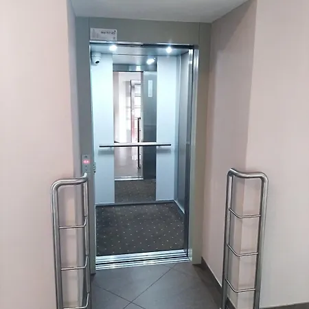 Hotel Nekla Готель